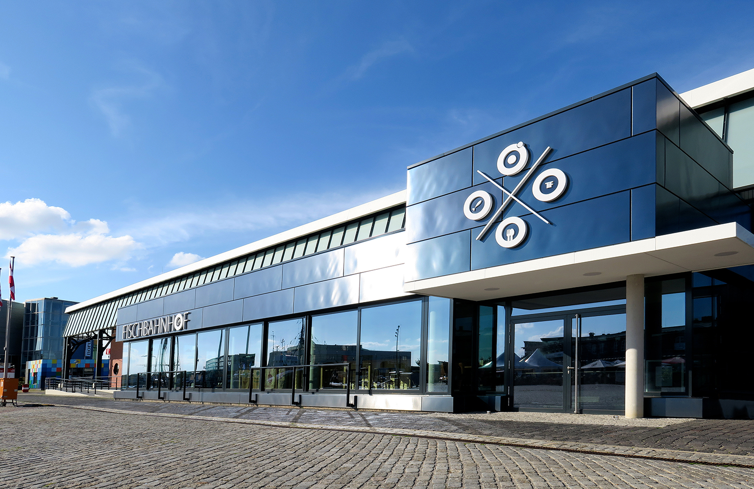 Das große moderne Gebäude mit Aufschrift Fischbahnhof ist das Eventzentrum im Schaufenster Fischereihafen in Bremerhaven.