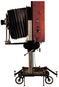 Eine alte große Polaroid Kamera