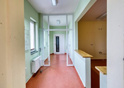 Helle Flure im Bürogebäude am Westkai im Fischereihafen Bremerhaven.