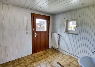 Ein renovierungsbedürftiger EIngangsbereich in der Doppelhaushälfte in der Blexener Straße.