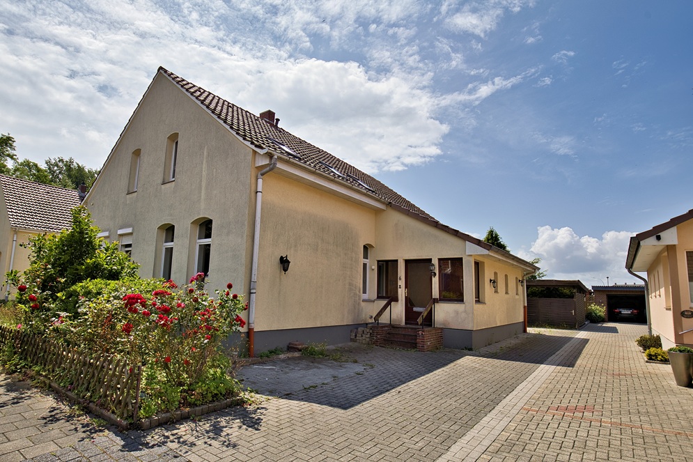 Eine Seite eines Doppelhauses in der Blexener Straße mit Blick auf die Eingangstür.