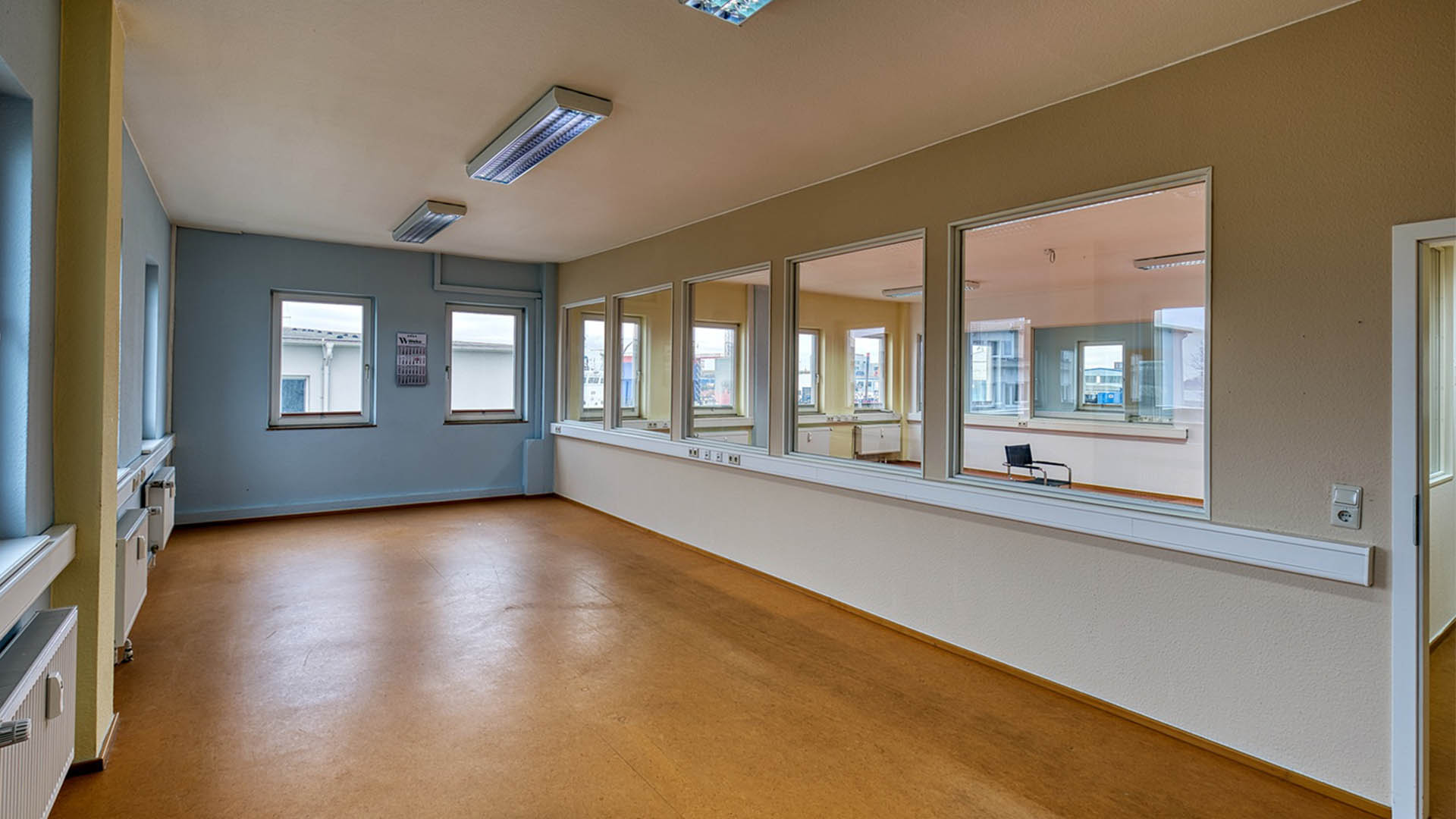 Unbenannt-1_0000_Bild 1 Große helle Büros mit vielen Fenstern bietet das Bürogebäude am Westkai 48.