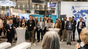 Kristina Vogt, Senatorin für Wirtschaft, Häfen und Transformation und Petra Neykov, Geschäftsführerin der FBG (Bild links) bei der Begrüßung auf dem Bremerhaven-Empfang der FBG (Bild rechts) © Heumer