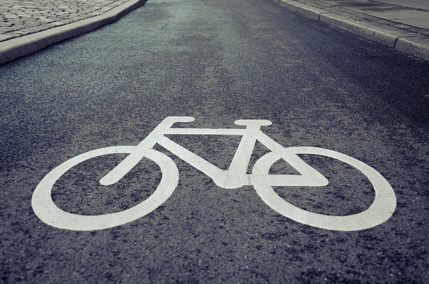 pexels-ref-tattoo-9201703 Radwegmarkierung mit einem Fahrradpiktokramm auf Asphalt