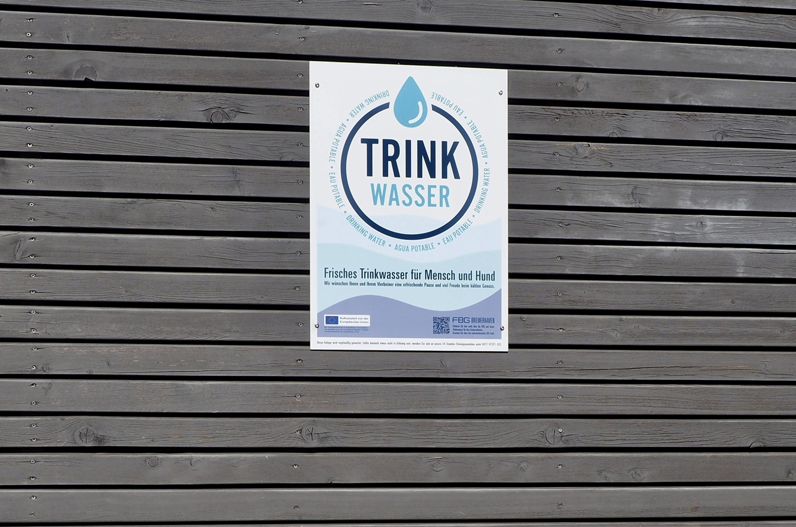 Auf den Trinkwasser-Spender wird mit einem Hinweisschild hingewiesen.